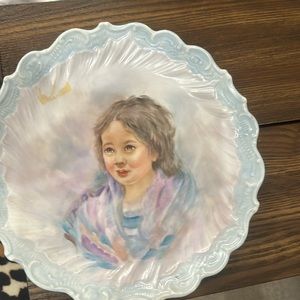 Beautiful collectors plate. 8.5 “ round plate with scalloped edges.